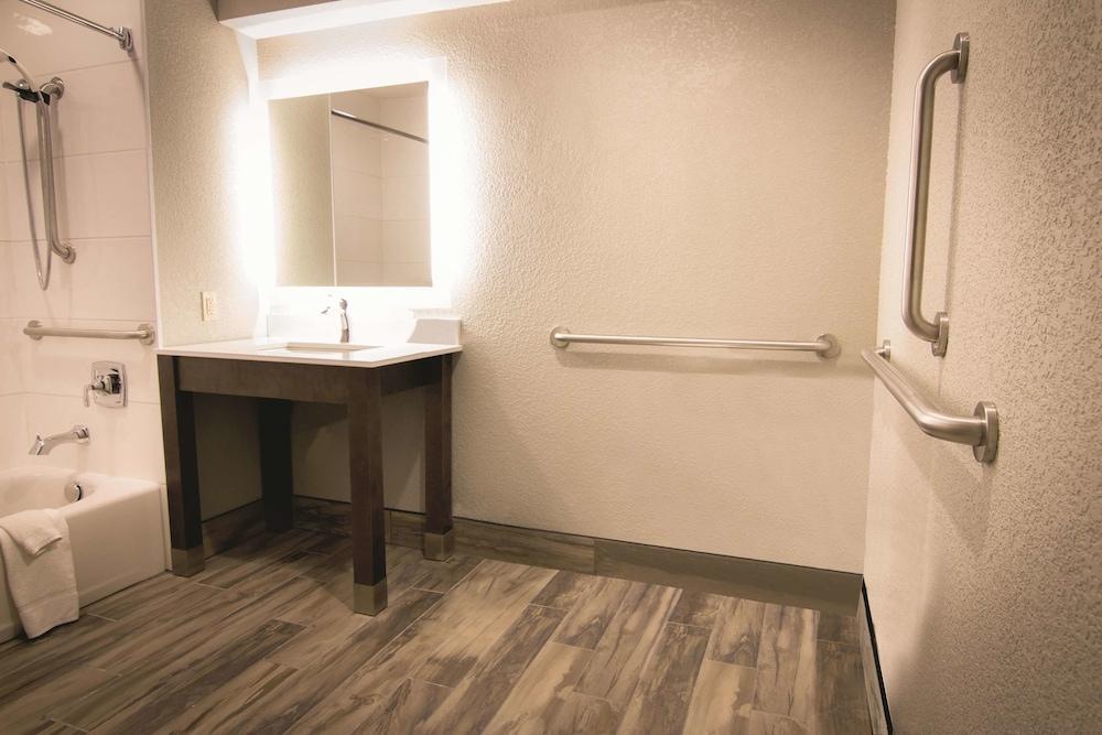 Отель La Quinta By Wyndham Anchorage Airport Экстерьер фото