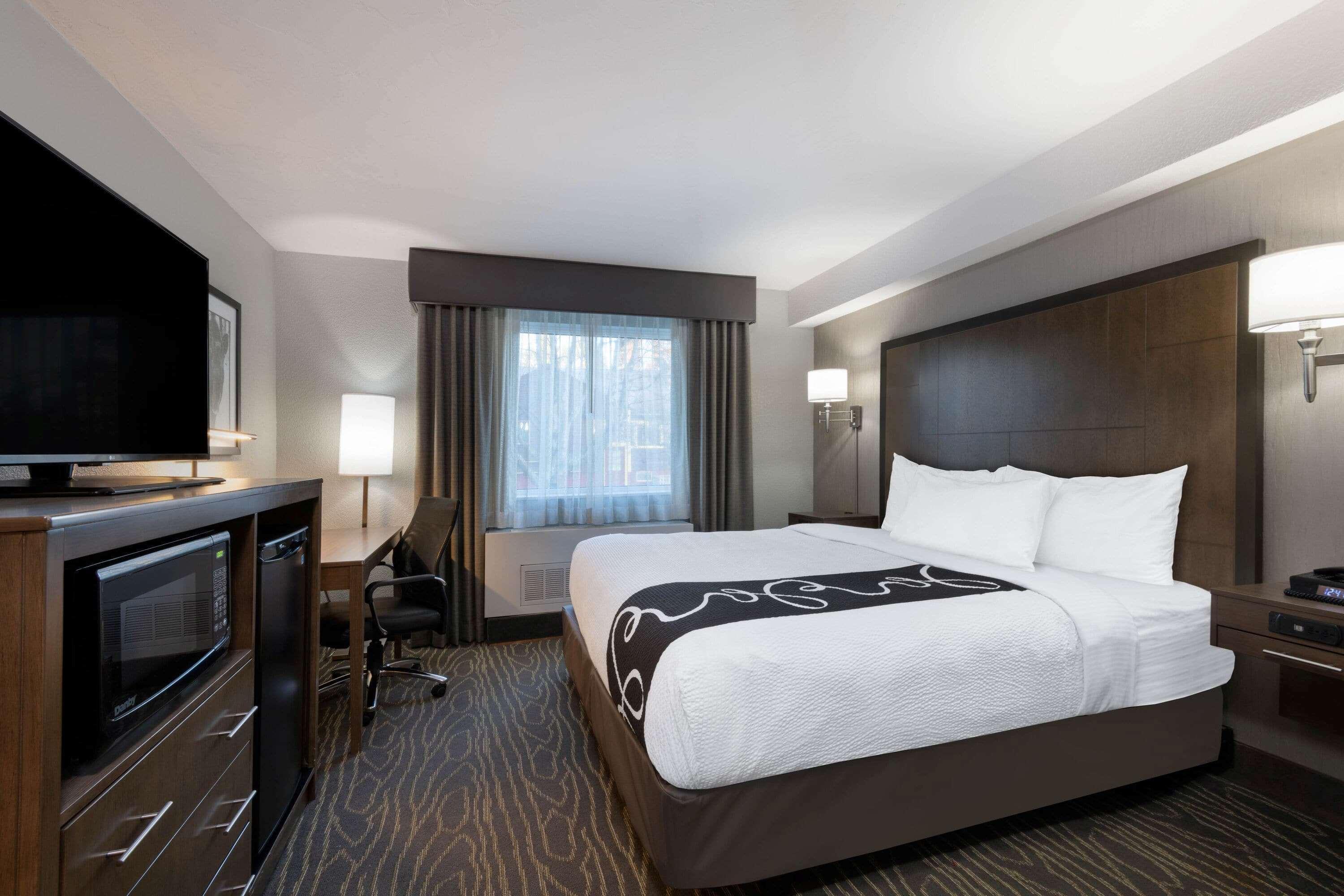 Отель La Quinta By Wyndham Anchorage Airport Экстерьер фото