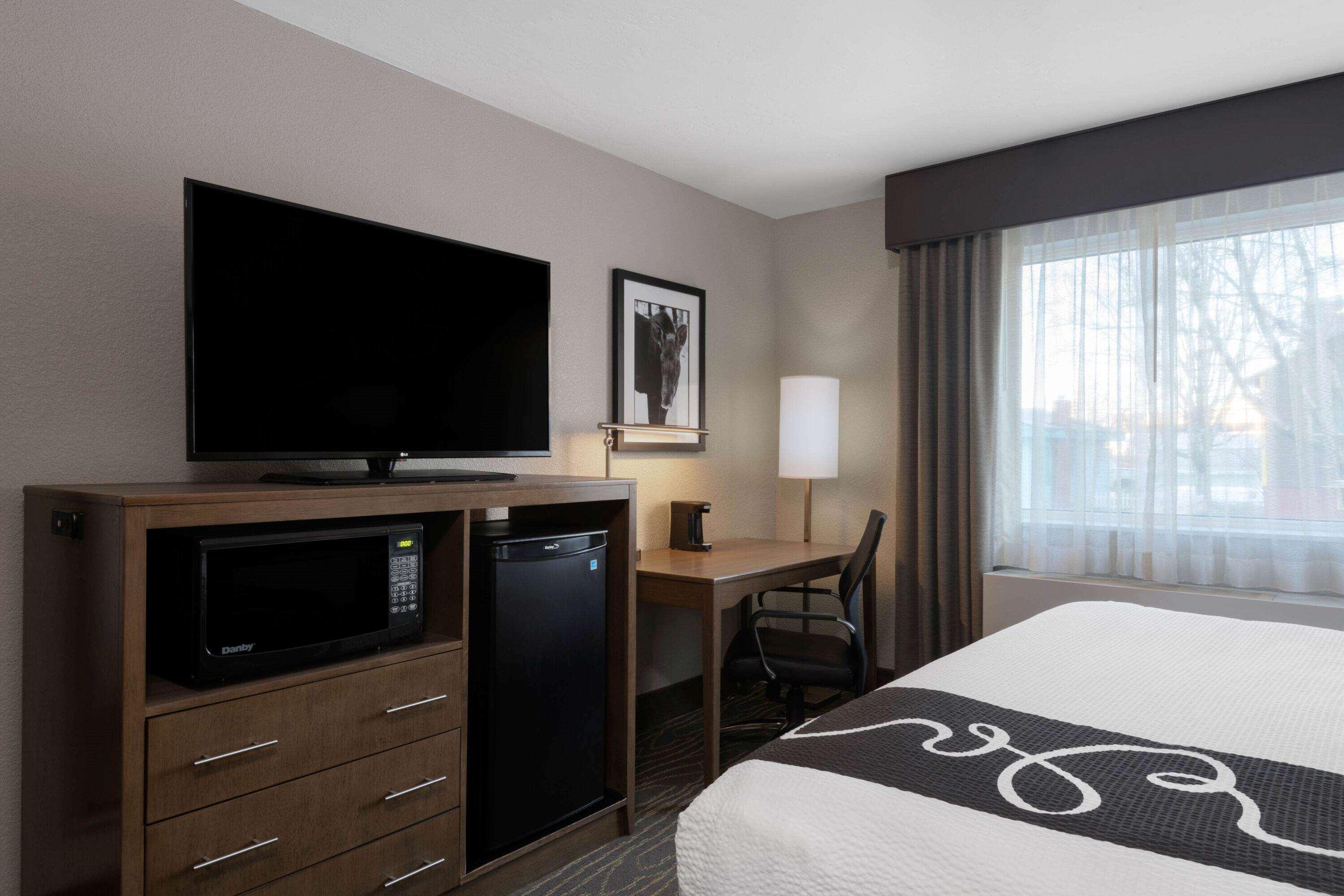 Отель La Quinta By Wyndham Anchorage Airport Экстерьер фото