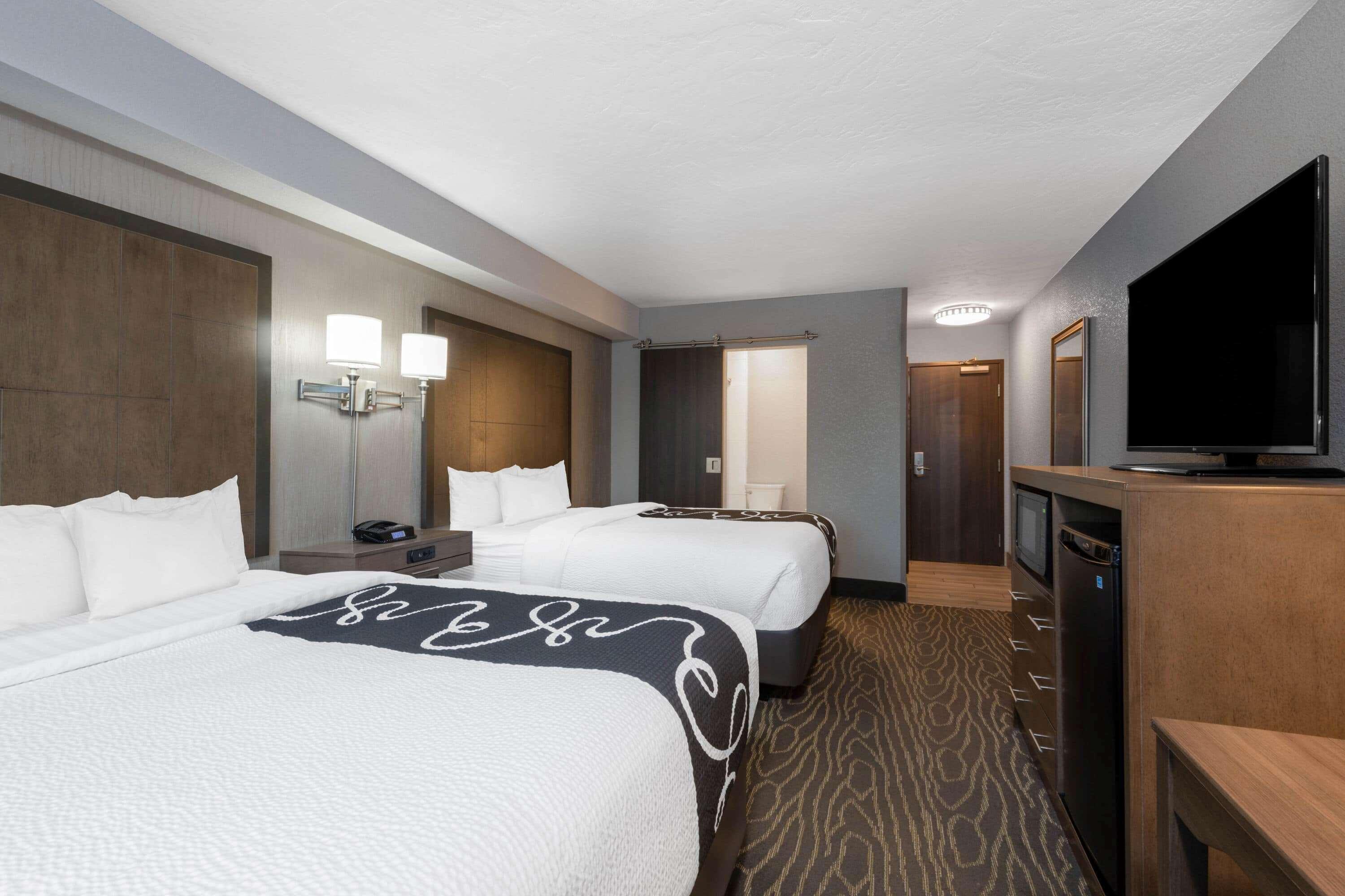 Отель La Quinta By Wyndham Anchorage Airport Экстерьер фото