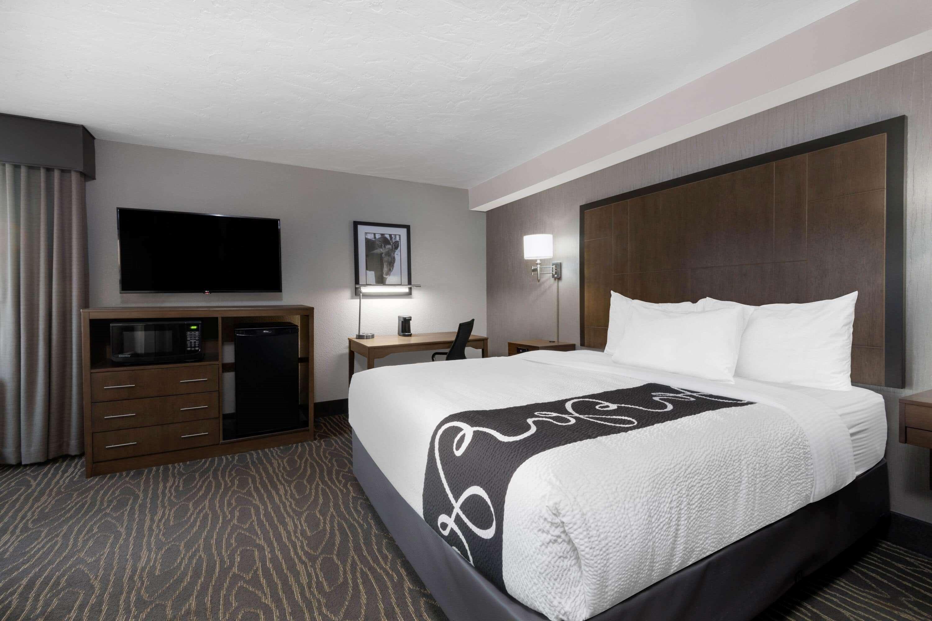 Отель La Quinta By Wyndham Anchorage Airport Экстерьер фото