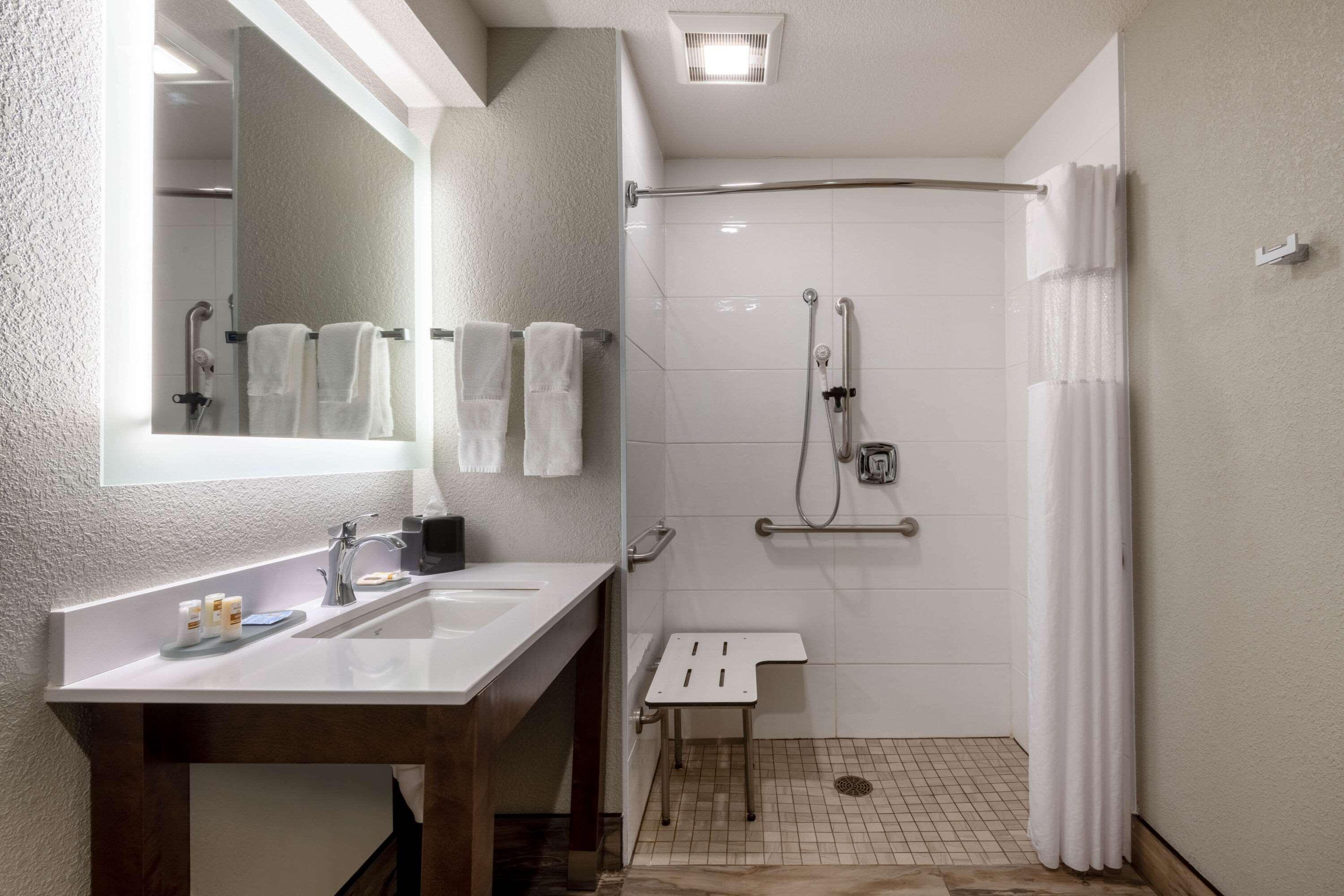 Отель La Quinta By Wyndham Anchorage Airport Экстерьер фото