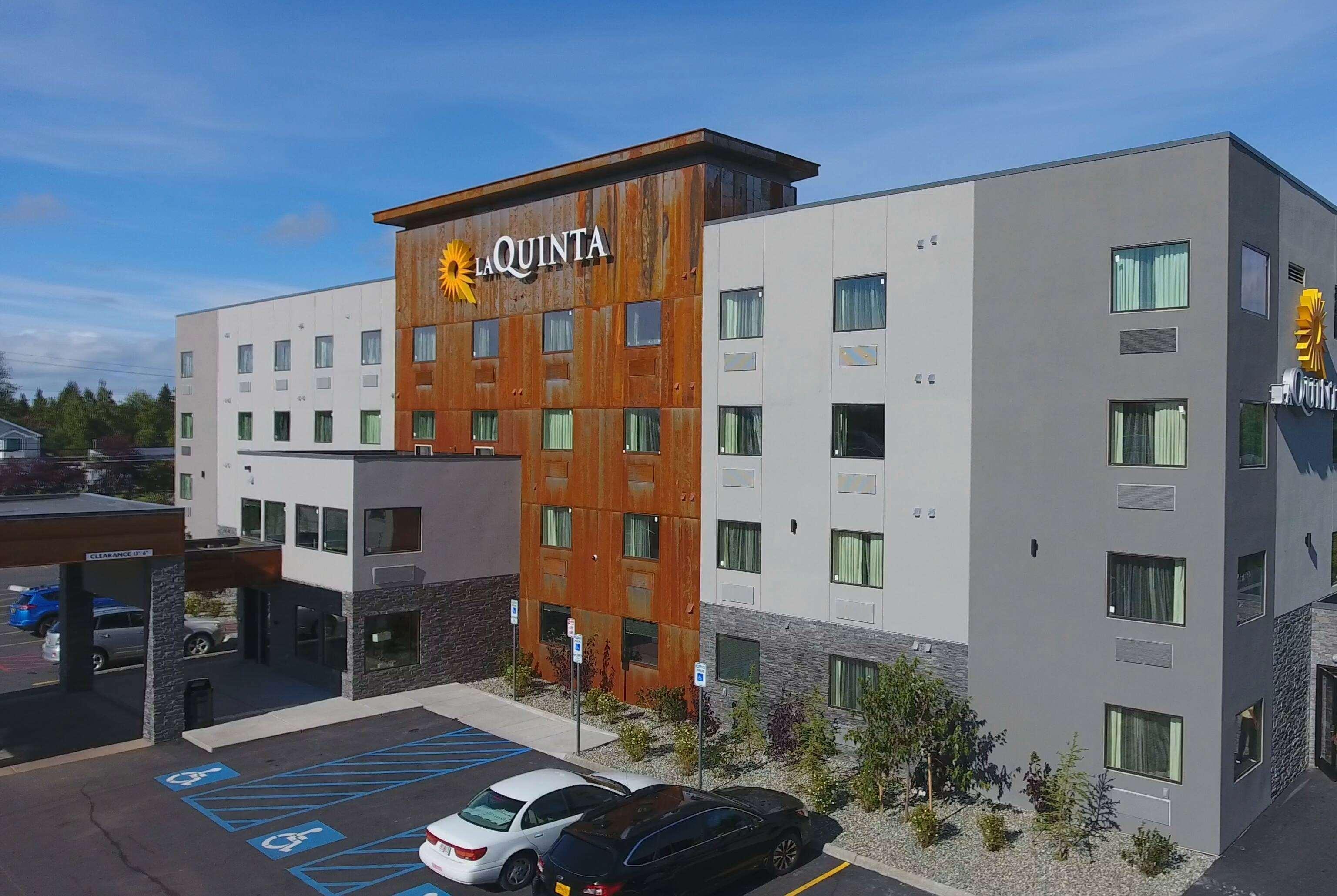 Отель La Quinta By Wyndham Anchorage Airport Экстерьер фото