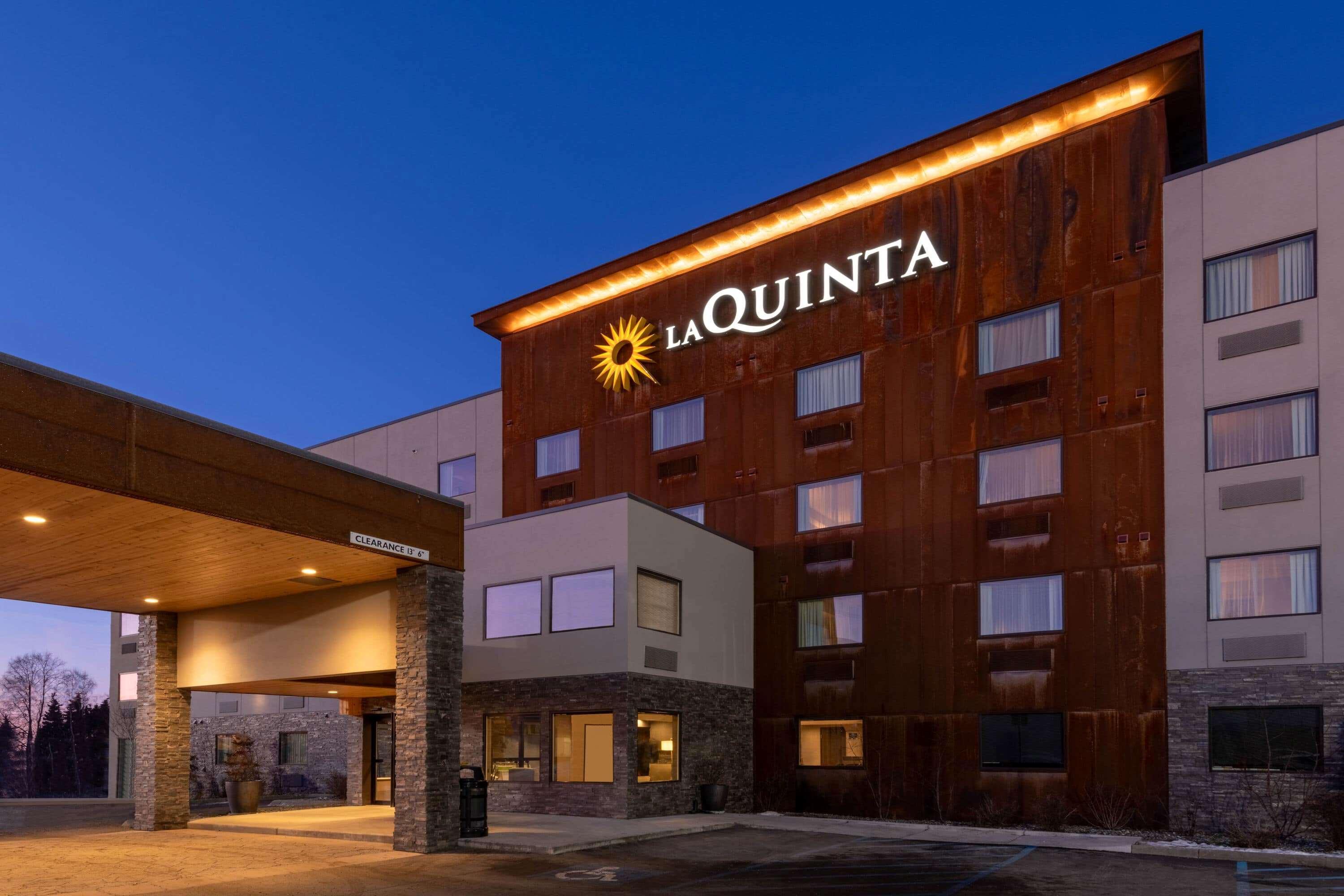 Отель La Quinta By Wyndham Anchorage Airport Экстерьер фото
