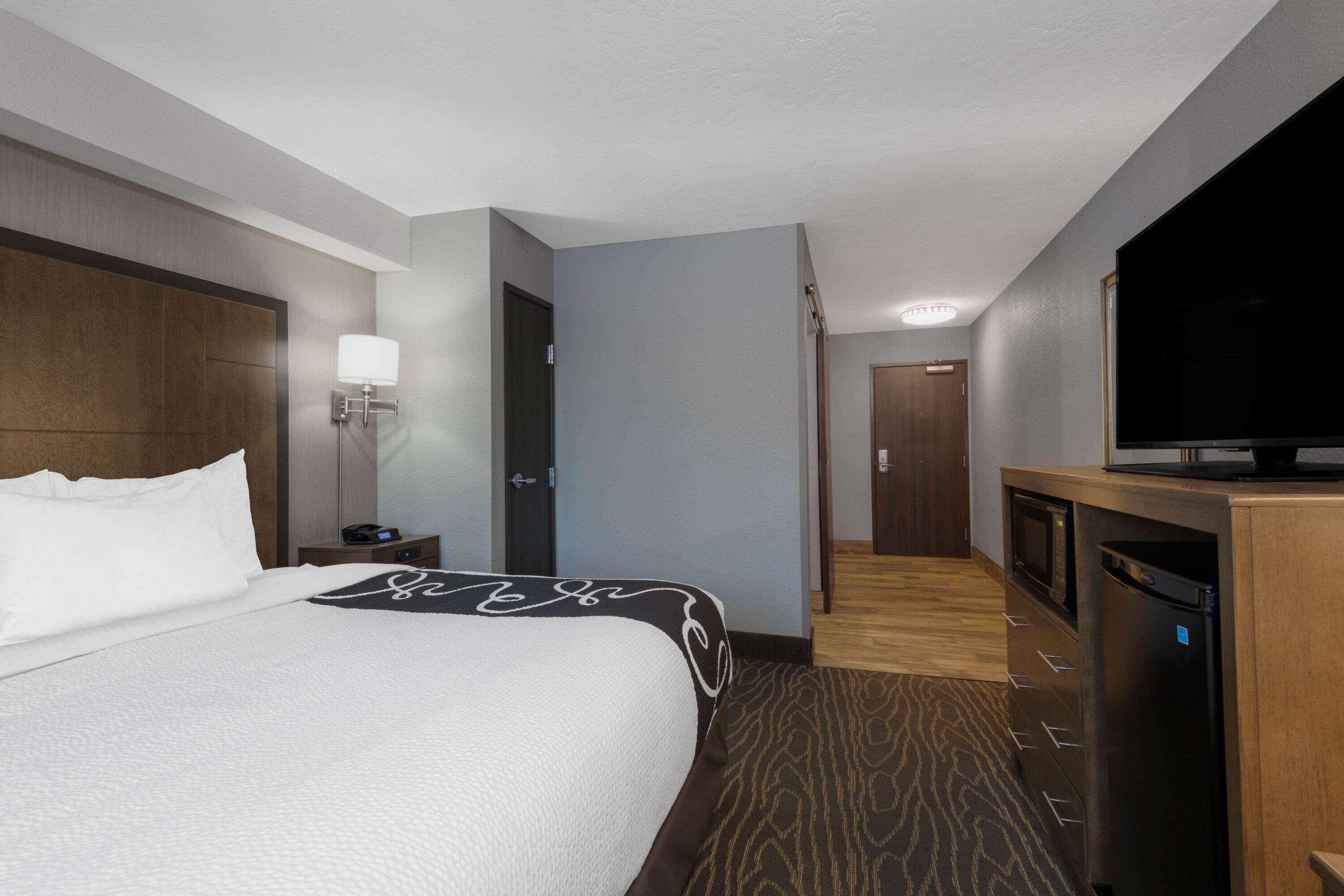 Отель La Quinta By Wyndham Anchorage Airport Экстерьер фото