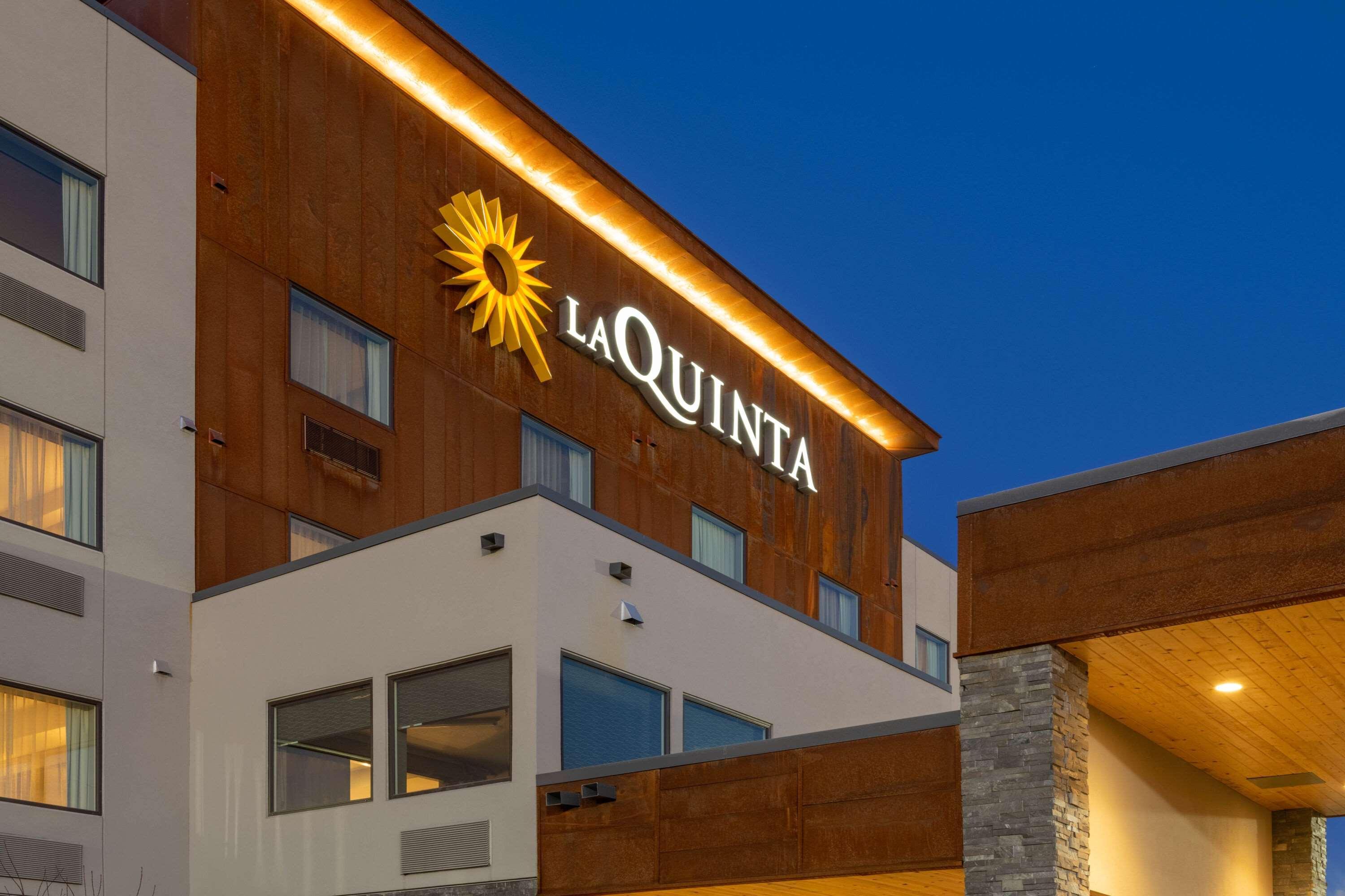 Отель La Quinta By Wyndham Anchorage Airport Экстерьер фото
