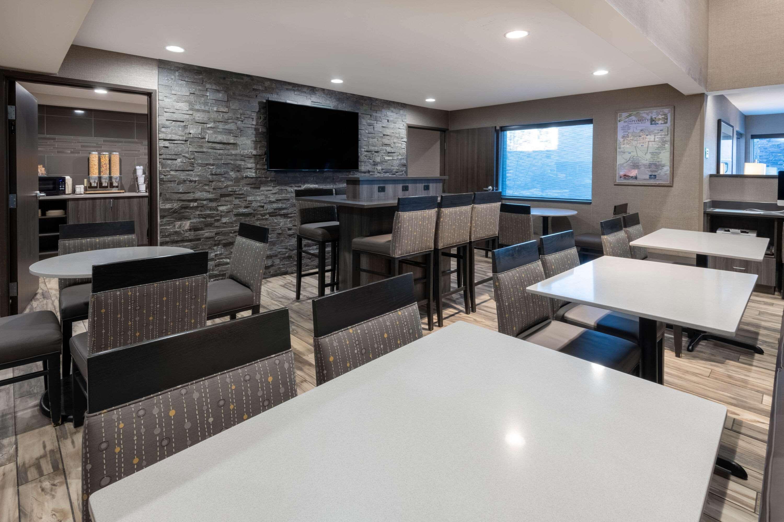 Отель La Quinta By Wyndham Anchorage Airport Экстерьер фото