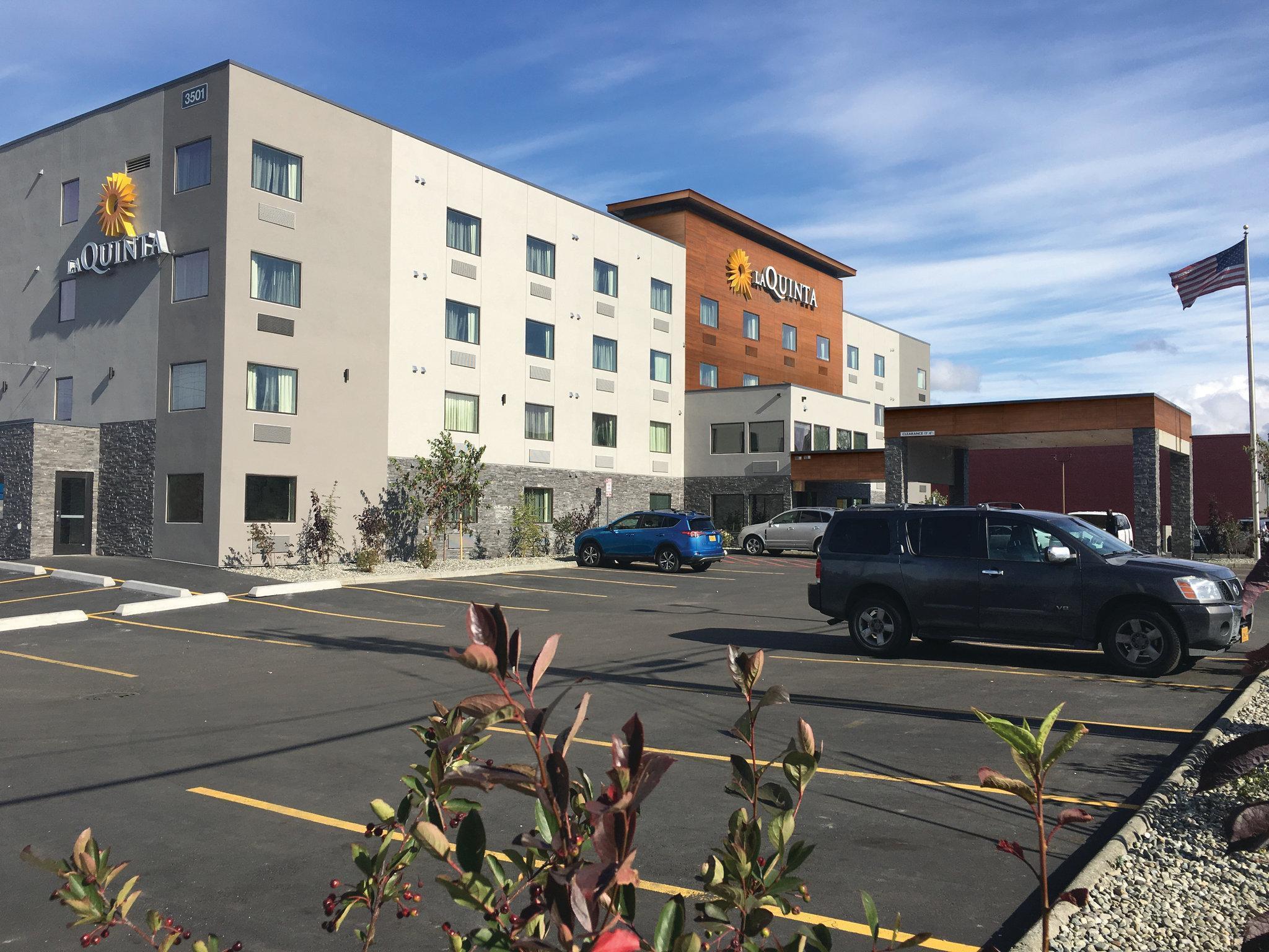 Отель La Quinta By Wyndham Anchorage Airport Экстерьер фото