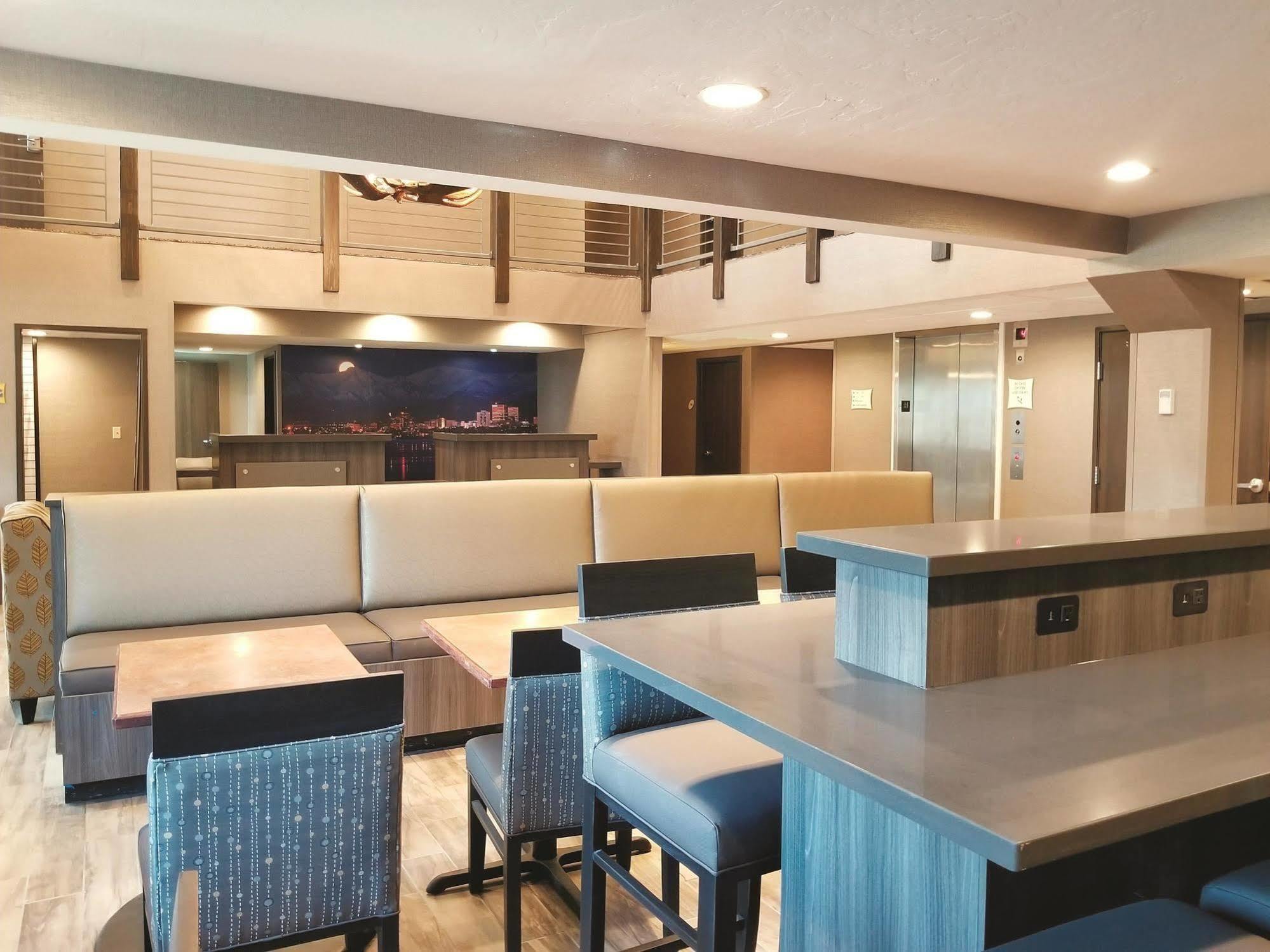 Отель La Quinta By Wyndham Anchorage Airport Экстерьер фото