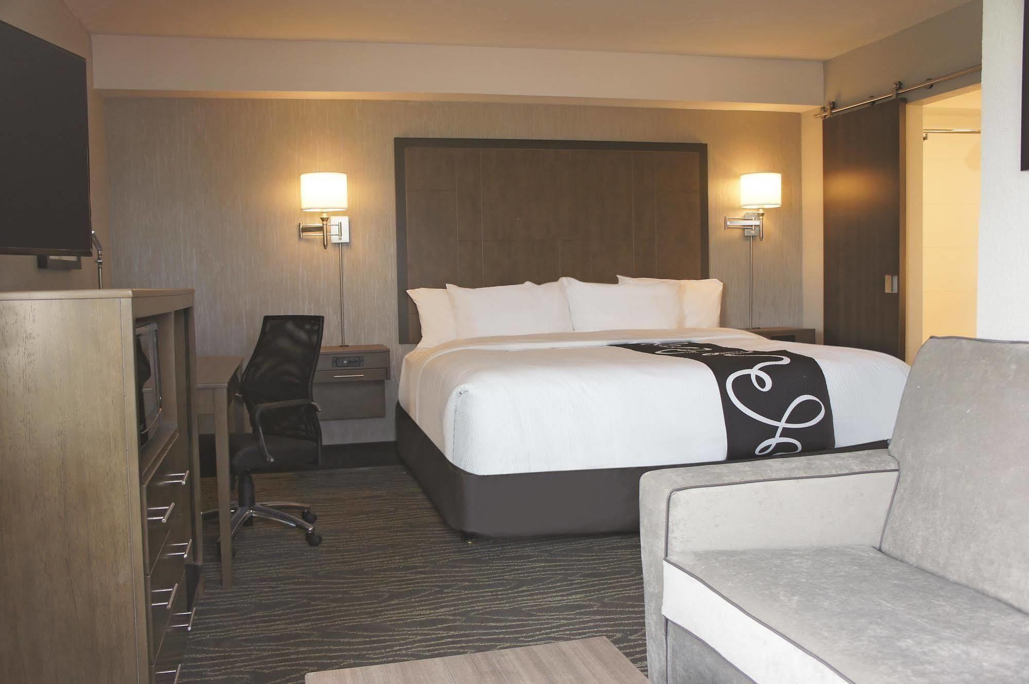 Отель La Quinta By Wyndham Anchorage Airport Экстерьер фото