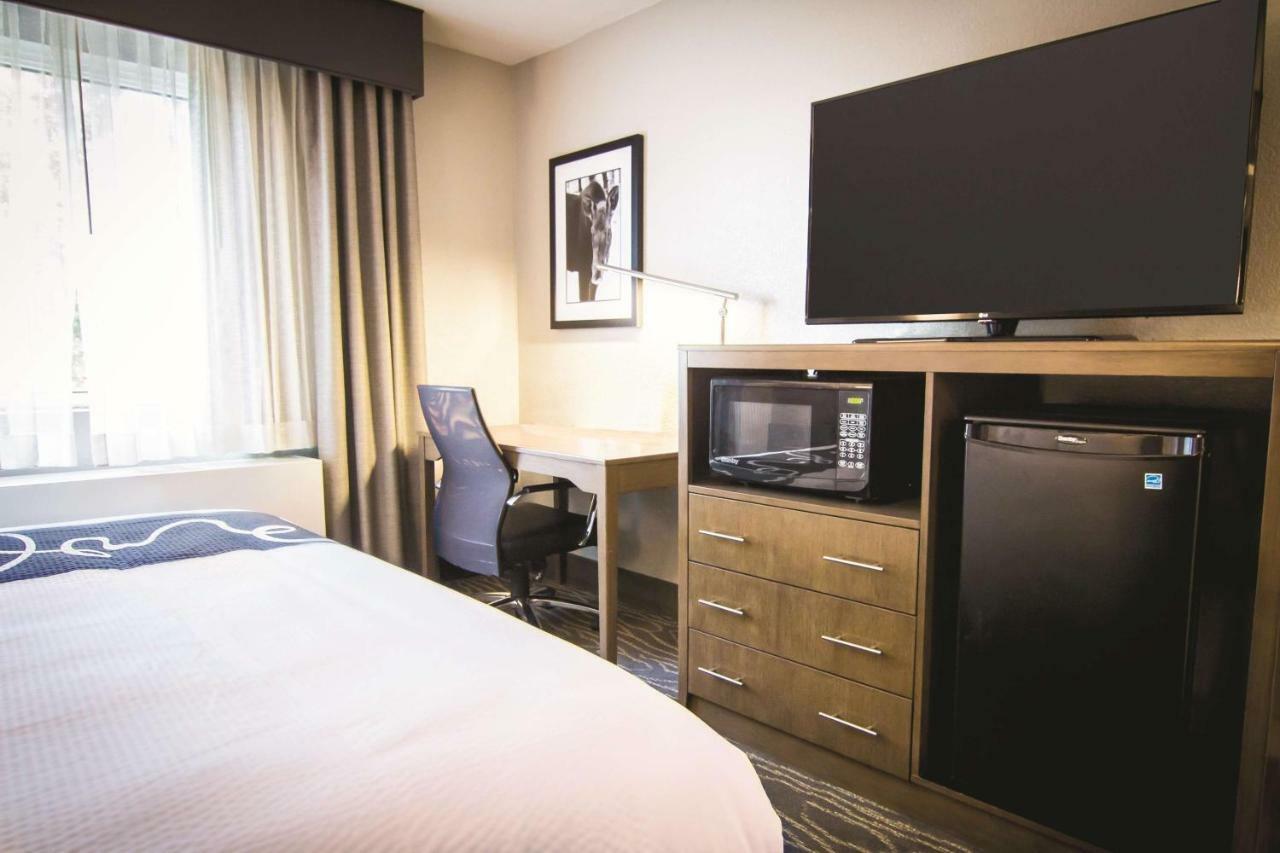 Отель La Quinta By Wyndham Anchorage Airport Экстерьер фото