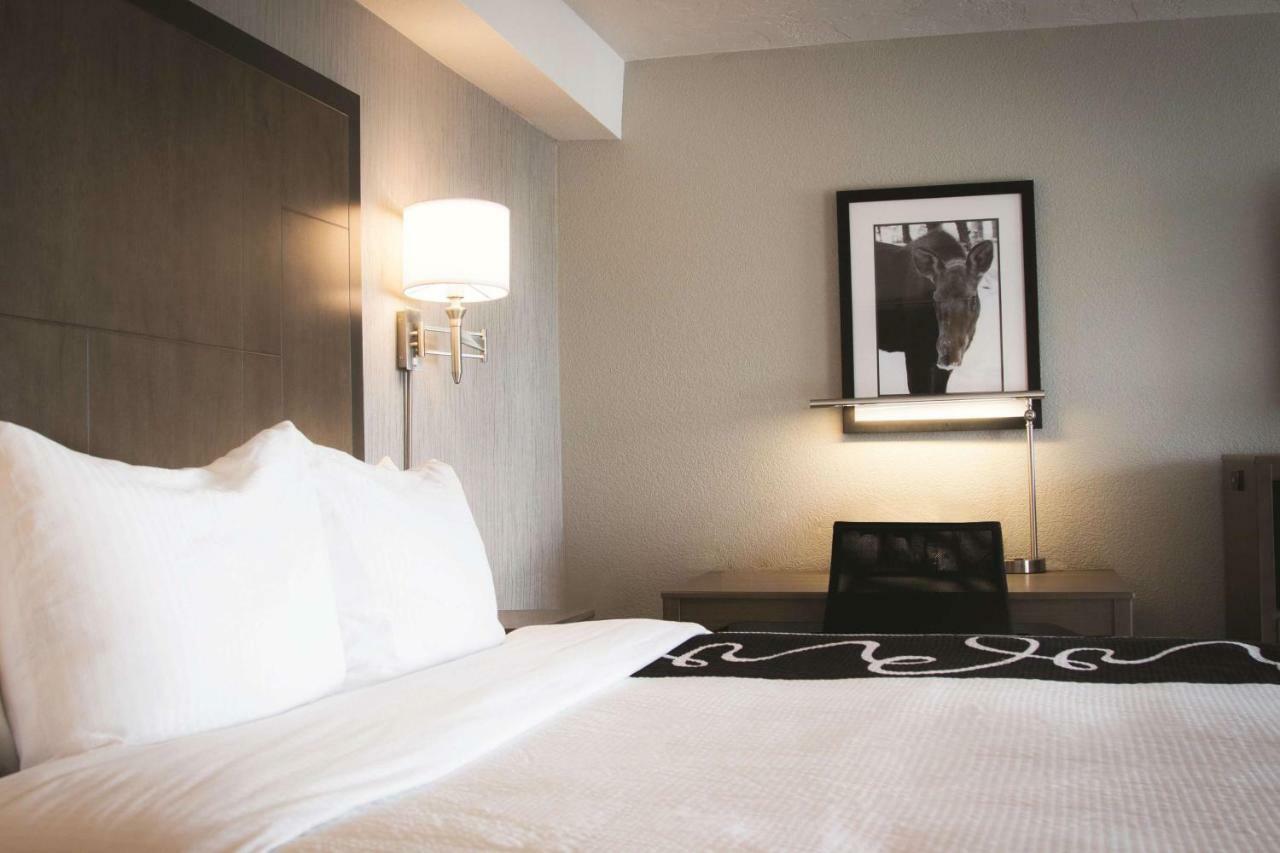Отель La Quinta By Wyndham Anchorage Airport Экстерьер фото